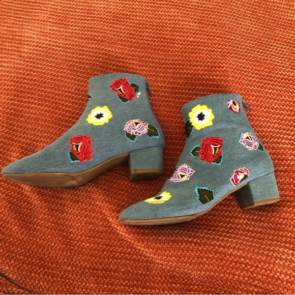 Betsey Johnson Twiggy Light Wash Denim Floral Embroidered Booties Size 6.5 - Picture 14 of 14
